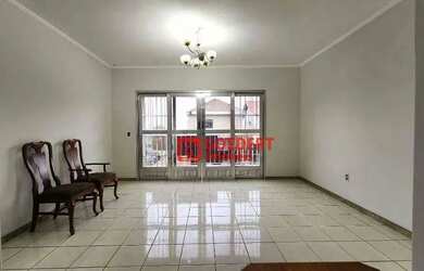 Imagem: A casa possui 3 Dormitórios, 3 Banheiros, 4 Vagas na garagem