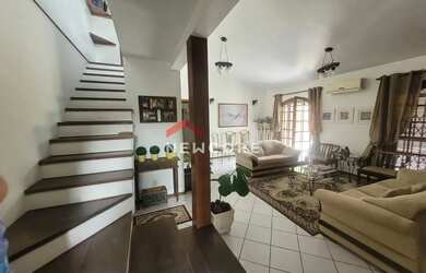 Imagem: A casa possui 4 Dormitórios, 3 Banheiros, 2 Vagas na garagem