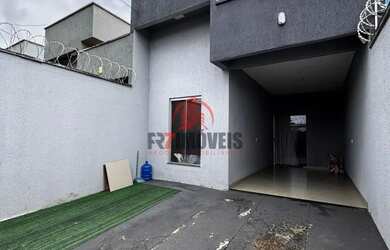 Imagem: A casa possui 3 Dormitórios, 2 Banheiros, 2 Vagas na garagem