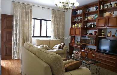 Imagem: A casa possui 3 Dormitórios, 3 Banheiros, 2 Vagas na garagem