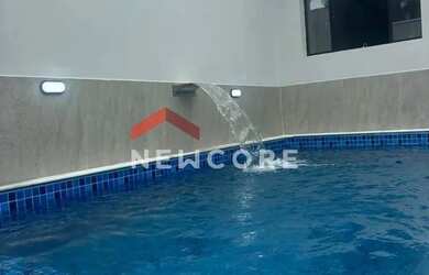 Imagem: A casa possui 3 Dormitórios, 1 Banheiro, 2 Vagas na garagem