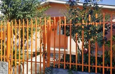 Imagem: A casa possui 3 Dormitórios, 2 Banheiros, 2 Vagas na garagem