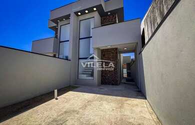 Imagem: A casa possui 2 Dormitórios, 2 Banheiros, 2 Vagas na garagem