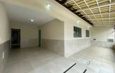 Imagem: A casa possui 3 Dormitórios, 1 Banheiro, 2 Vagas na garagem