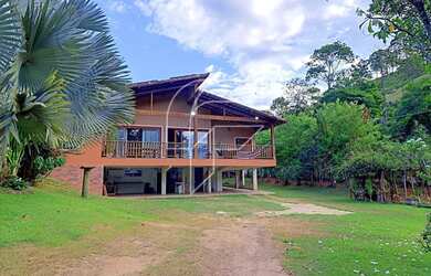 Imagem: A casa possui 4 Dormitórios, 2 Banheiros, 5 Vagas na garagem