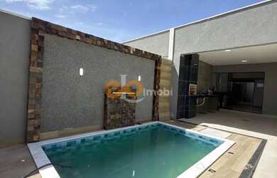 Imagem: A casa possui 3 Dormitórios, 2 Banheiros, 1 Vaga na garagem