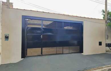 Imagem: A casa possui 2 Dormitórios, 1 Banheiro, 2 Vagas na garagem