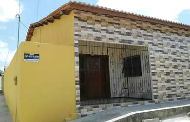 Imagem: A casa possui 3 Dormitórios, 2 Banheiros, 1 Vaga na garagem