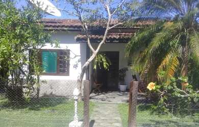 Imagem: A casa possui 3 Dormitórios, 2 Banheiros, 1 Vaga na garagem