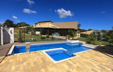 Imagem: A casa em condomínio possui 5 Dormitórios, 3 Banheiros, 5