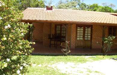 Imagem: A casa possui 3 Dormitórios, 2 Banheiros, 120m² de Área