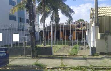 Imagem: A casa possui 4 Dormitórios, 3 Banheiros, 4 Vagas na garagem