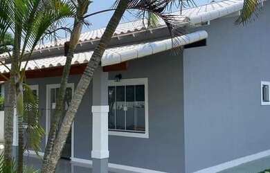 Imagem: A casa possui 3 Dormitórios, 3 Banheiros, 2 Vagas na garagem