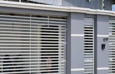 Imagem: A casa possui 4 Dormitórios, 3 Banheiros, 2 Vagas na garagem