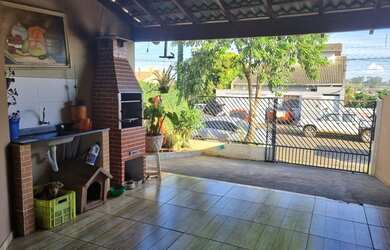 Imagem: A casa possui 3 Dormitórios, 2 Banheiros, 2 Vagas na garagem