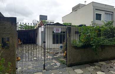 Imagem: A casa possui 3 Dormitórios, 2 Banheiros, 2 Vagas na garagem