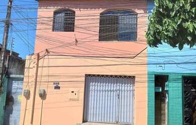 Imagem: A casa possui 4 Dormitórios, 2 Banheiros, 1 Vaga na garagem