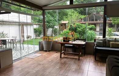 Imagem: A casa possui 5 Dormitórios, 5 Banheiros, 4 Vagas na garagem