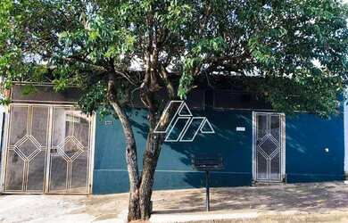 Imagem: A casa possui 2 Dormitórios, 1 Banheiro, 4 Vagas na garagem