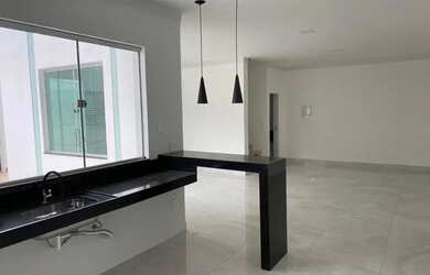 Imagem: A casa possui 2 Dormitórios, 2 Banheiros, 1 Vaga na garagem