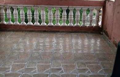 Imagem: A casa possui 2 Dormitórios, 1 Banheiro, Varanda e está localizado