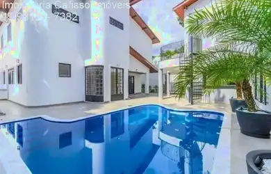 Imagem: A casa em condomínio possui 5 Dormitórios, 5 Banheiros, 4