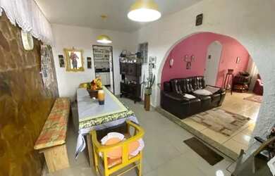 Imagem: A casa possui 3 Dormitórios, 2 Banheiros, 1 Vaga na garagem