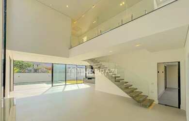 Imagem: A casa possui 5 Dormitórios, 5 Banheiros, 4 Vagas na garagem