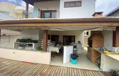 Imagem: A casa em condomínio possui 4 Dormitórios, 5 Banheiros, 4