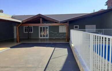 Imagem: A casa possui 2 Dormitórios, 3 Banheiros, 5 Vagas na garagem