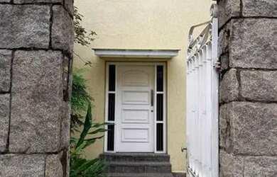 Imagem: A casa possui 3 Dormitórios, 3 Banheiros, 2 Vagas na garagem