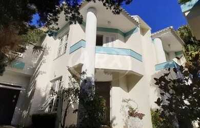 Imagem: A casa possui 4 Dormitórios, 5 Banheiros, 4 Vagas na garagem