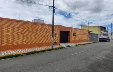 Imagem: A casa possui 5 Dormitórios, 4 Banheiros, 5 Vagas na garagem