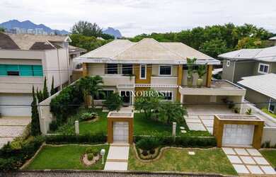 Imagem: A casa em condomínio possui 4 Dormitórios, 5 Banheiros, 2