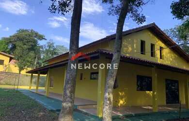 Imagem: A casa possui 3 Dormitórios, 3 Banheiros, 2 Vagas na garagem