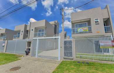 Imagem: A casa possui 3 Dormitórios, 3 Banheiros, 1 Vaga na garagem