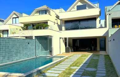 Imagem: A casa em condomínio possui 4 Dormitórios, 5 Banheiros, 2