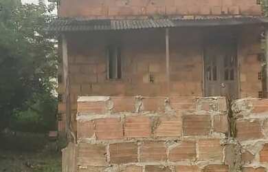 Imagem: A casa possui 2 Dormitórios, 1 Banheiro, 4 Vagas na garagem