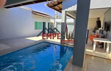 Imagem: A casa possui 3 Dormitórios, 2 Banheiros, 4 Vagas na garagem