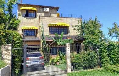 Imagem: A casa possui 4 Dormitórios, 5 Banheiros, 3 Vagas na garagem