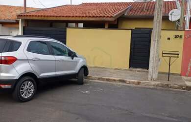 Imagem: A casa possui 3 Dormitórios, 1 Banheiro, 2 Vagas na garagem