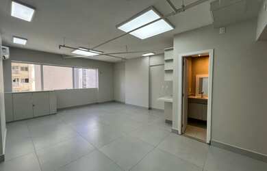 Imagem: O depósito possui 1 Vaga na garagem, 37m² de Área e está