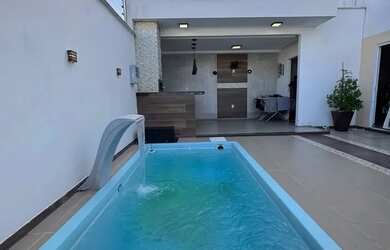 Imagem: A casa em condomínio possui 3 Dormitórios, 2 Banheiros, 3