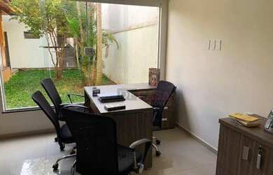 Imagem: O depósito possui 3 Vagas na garagem e 200m² de Área e está