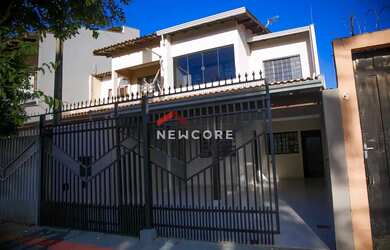 Imagem: A casa possui 3 Dormitórios, 1 Banheiro, 2 Vagas na garagem