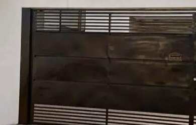 Imagem: A casa possui 3 Dormitórios, 1 Banheiro, 1 Vaga na garagem