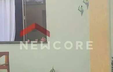 Imagem: A casa possui 3 Dormitórios, 2 Banheiros, 2 Vagas na garagem