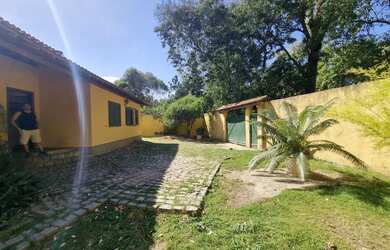 Imagem: A casa possui 4 Dormitórios, 2 Banheiros, 5 Vagas na garagem