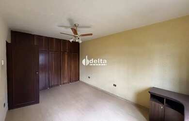 Imagem 12: Casa estilo sobrado com 5 quartos sendo 1 suíte disponível para locação...