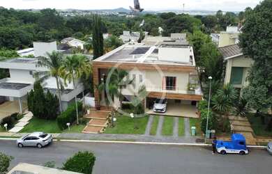 Imagem: A casa em condomínio possui 5 Dormitórios, 1 Banheiro, 4 Vagas